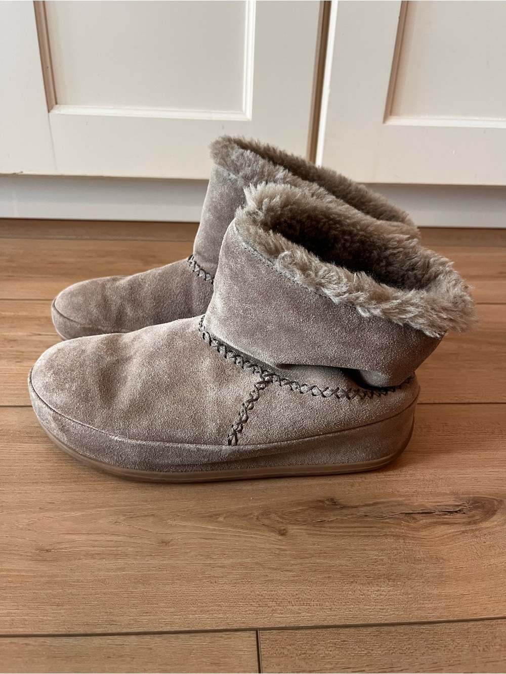 Fit Flop Shearling Cozy Lined Suede Booties - grey sz 8
